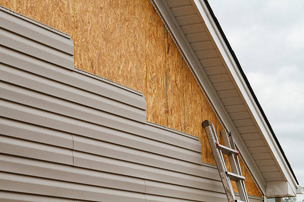 Professional Siding technician working in Lyndora, PA